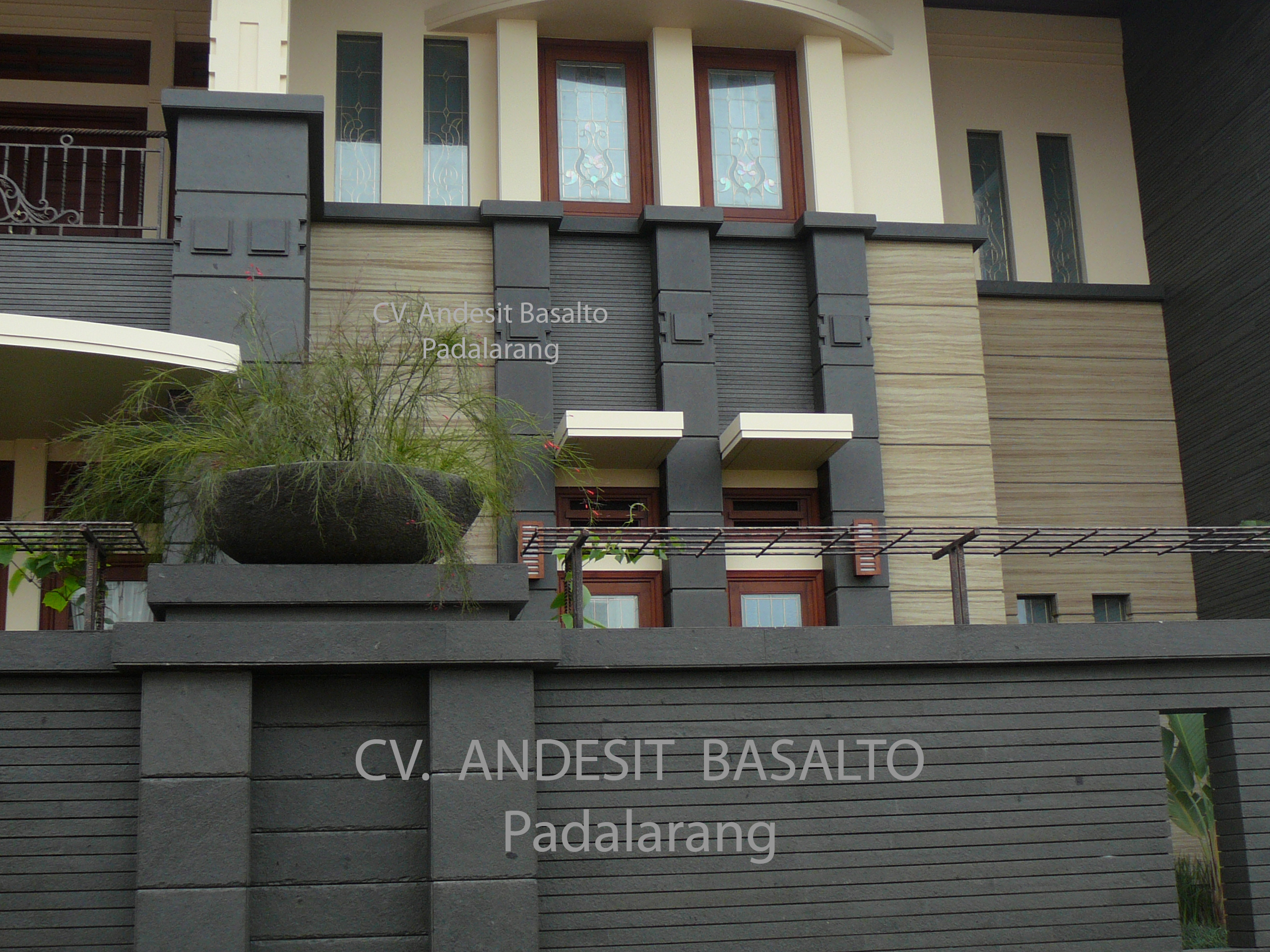 Arsitektur Desain Instalasi Kombinasi Batu Alam Andesit Basalto